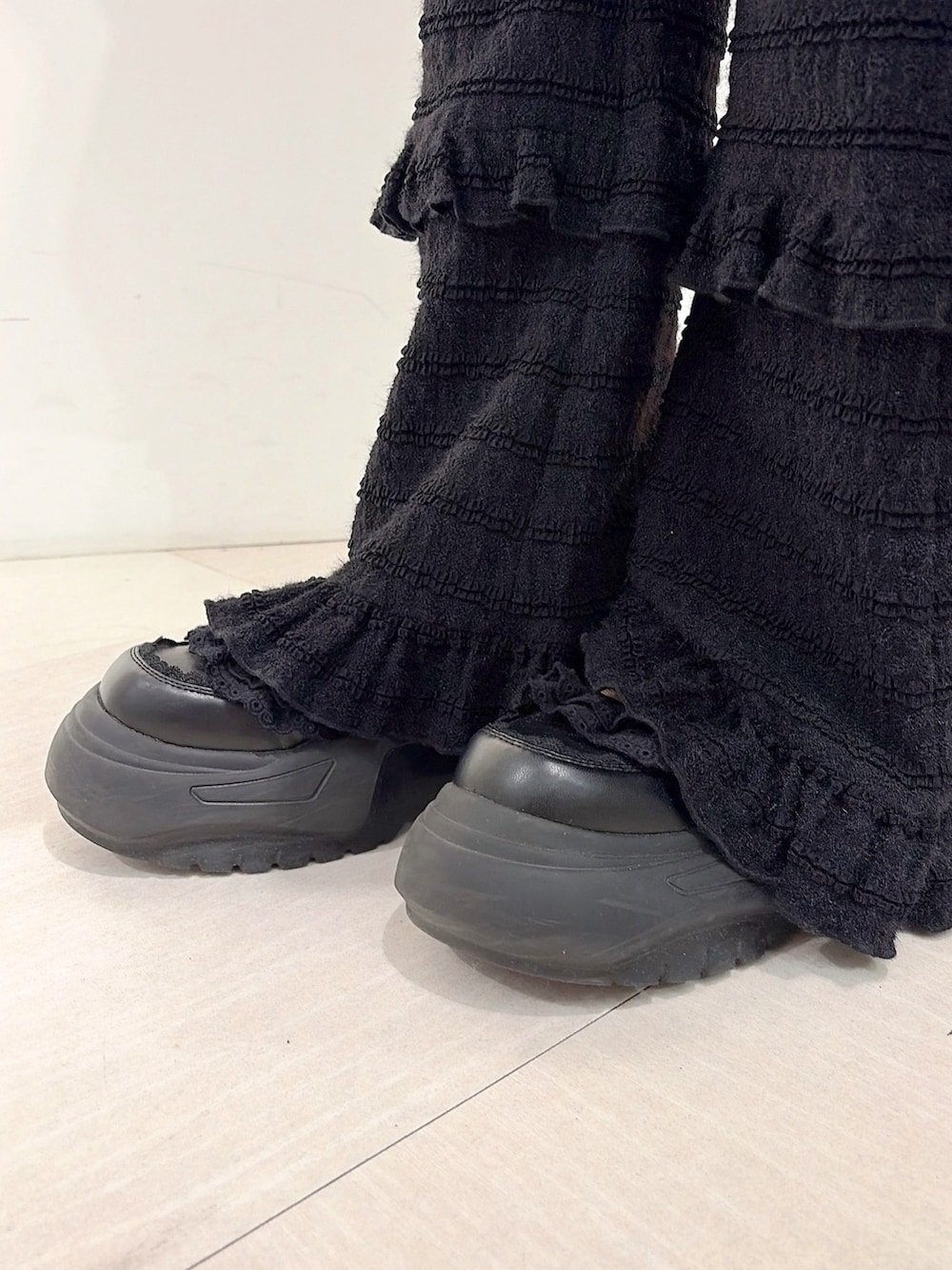 グレー系のTシャツ/カットソー、ブラック系のワンピース、ブラック系のその他パンツを着用したレディースの秋コーディネートの7枚目の写真