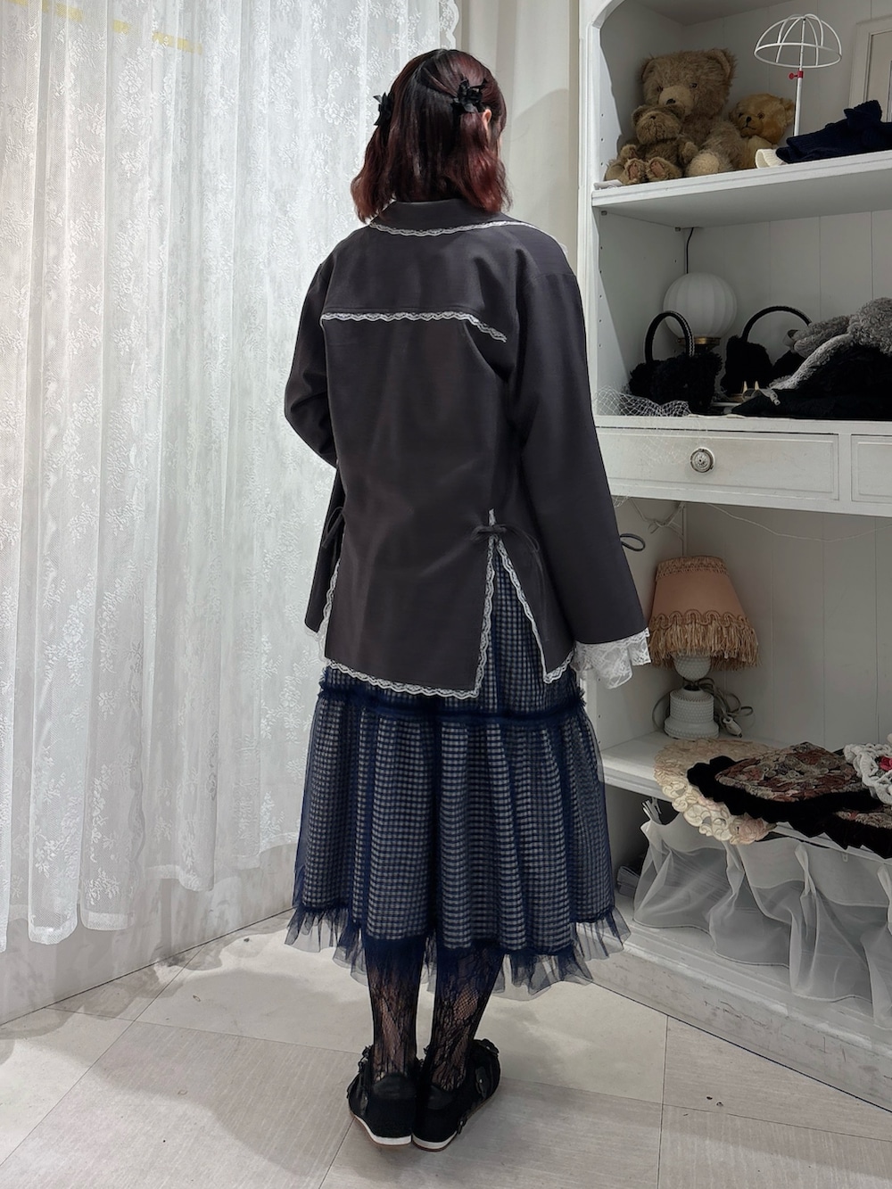 ブルー系のワンピース、ブラック系のスニーカー、ブラック系のシャツ/ブラウスを着用したレディースの冬コーディネートの2枚目の写真