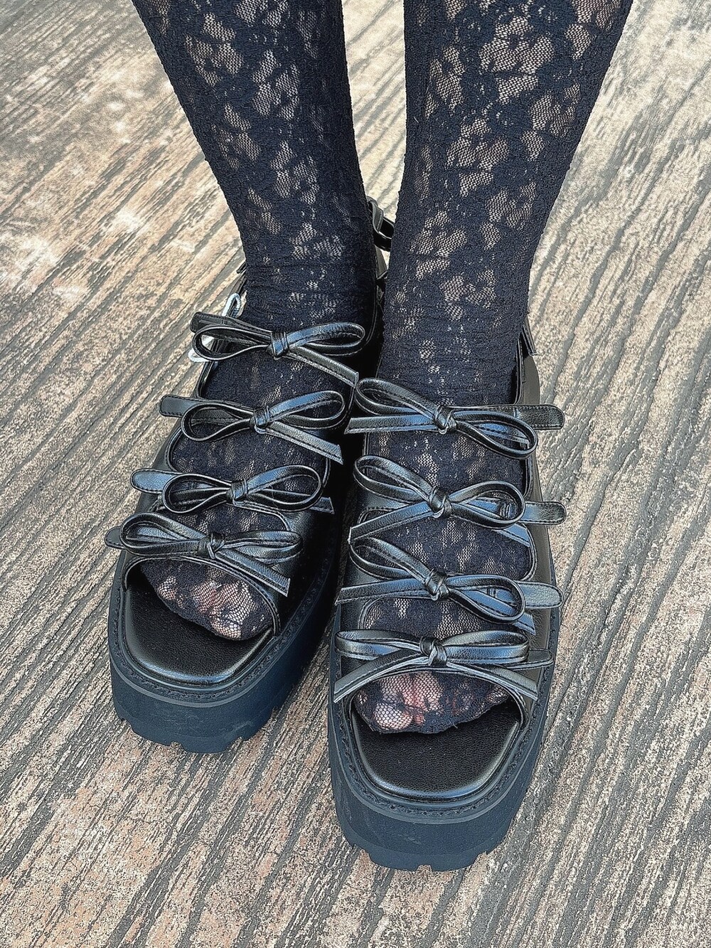 ブルー系のスカート、ブラック系のサンダル、ピンク系のTシャツ/カットソーを着用したレディースの春コーディネートの7枚目の写真