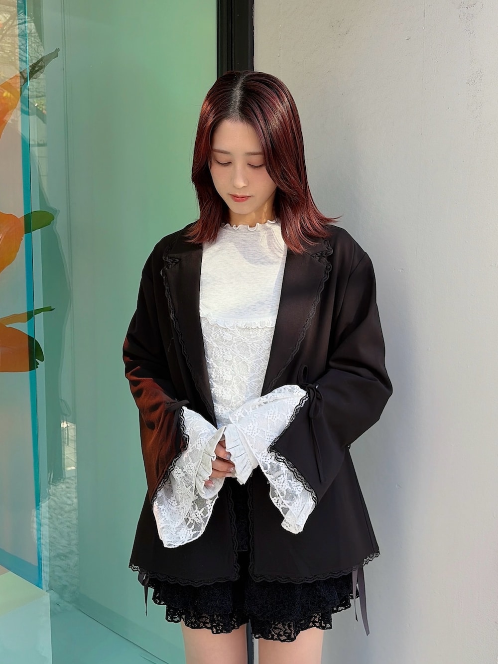 ブラック系のテーラードジャケット、グレー系のTシャツ/カットソー、ブラック系のその他パンツを着用したレディースの冬コーディネートの3枚目の写真