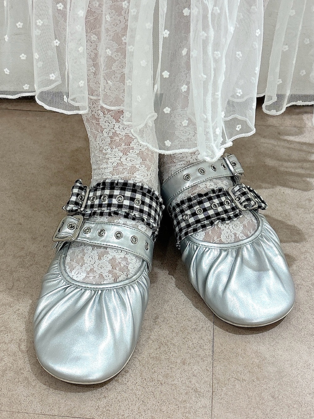 ホワイト系のワンピース、グレー系のカーディガン/ボレロ、ホワイト系のTシャツ/カットソーを着用したレディースの秋コーディネートの6枚目の写真