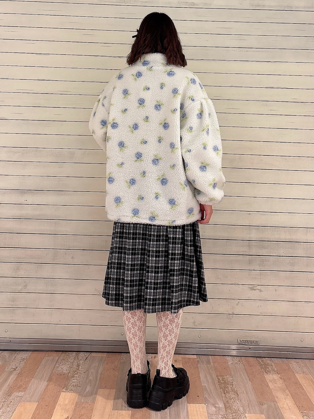 ホワイト系のニット/セーター、ブルー系のブルゾン、ホワイト系のニット/セーターを着用したレディースの冬コーディネートの2枚目の写真