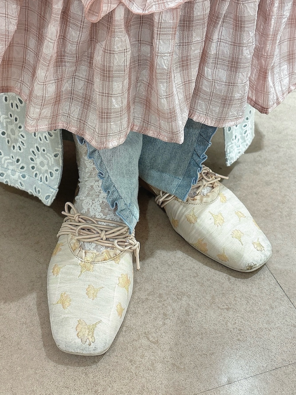 ピンク系のワンピース、ブルー系のデニムパンツ、ホワイト系のシャツ/ブラウスを着用したレディースの夏コーディネートの7枚目の写真