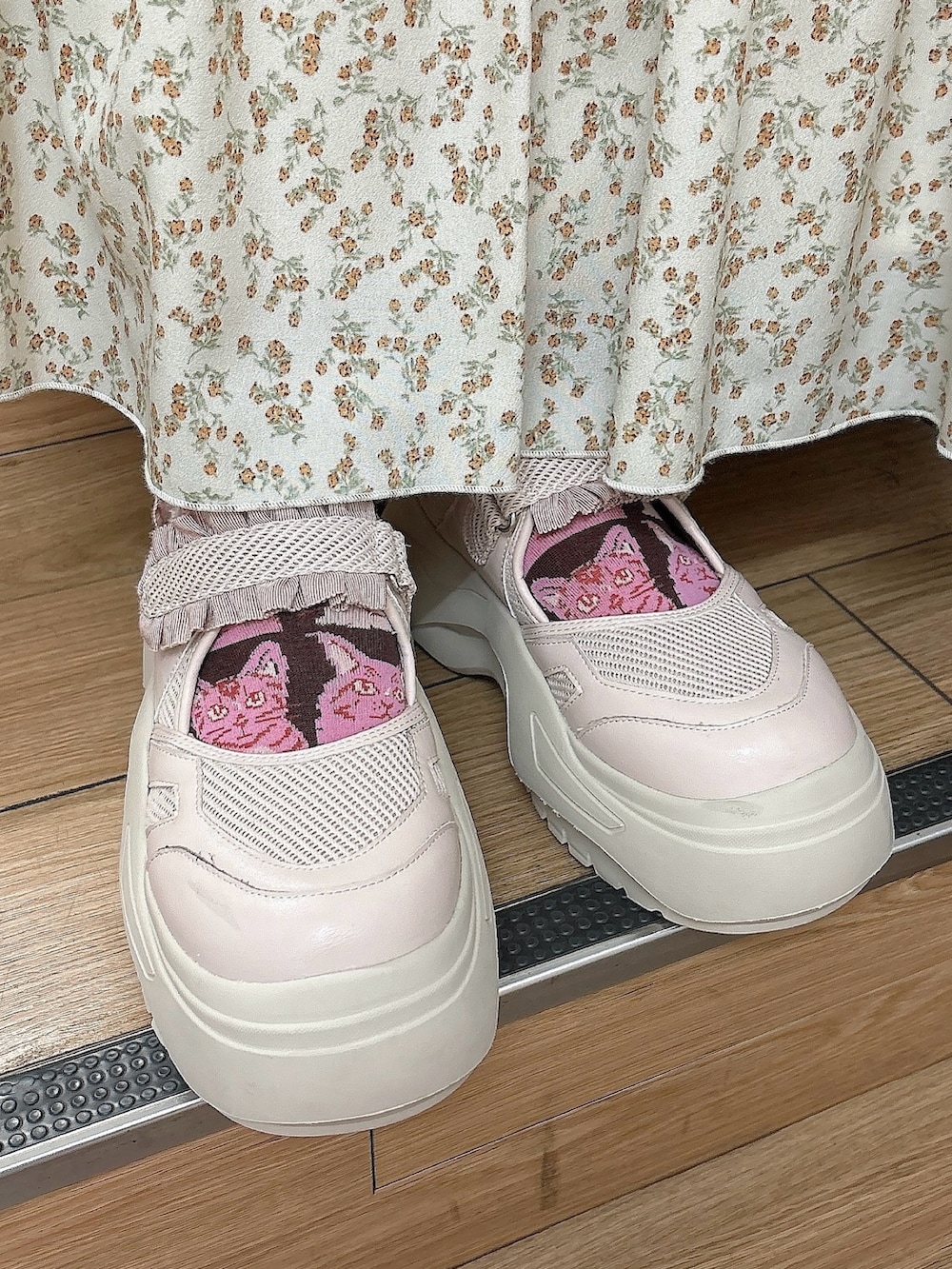 ブルー系のカーディガン/ボレロ、ホワイト系のスカート、ピンク系のスニーカーを着用したレディースの秋コーディネートの3枚目の写真