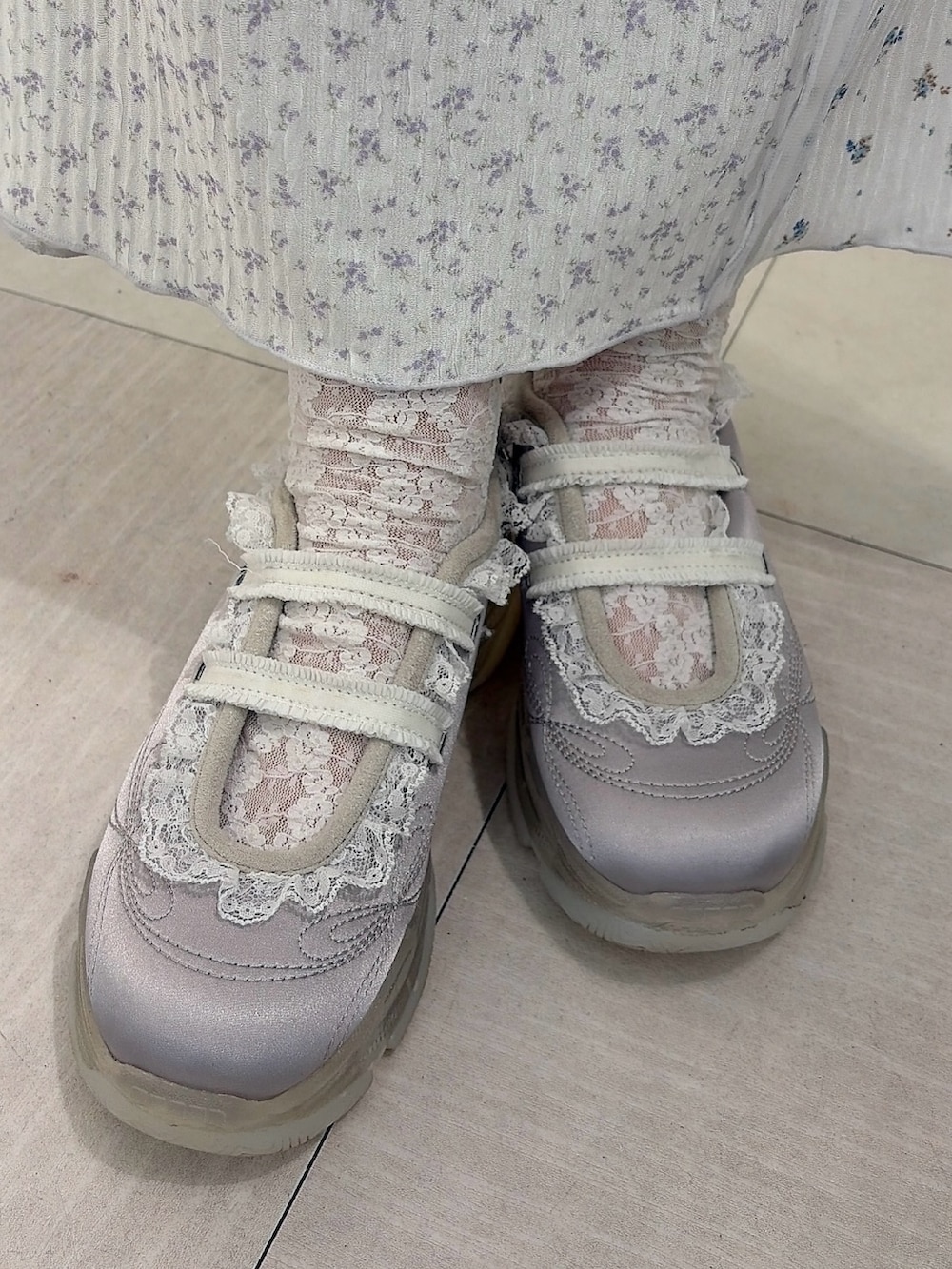 グレー系のTシャツ/カットソー、ピンク系のスカート、ブルー系のスニーカーを着用したレディースの冬コーディネートの7枚目の写真