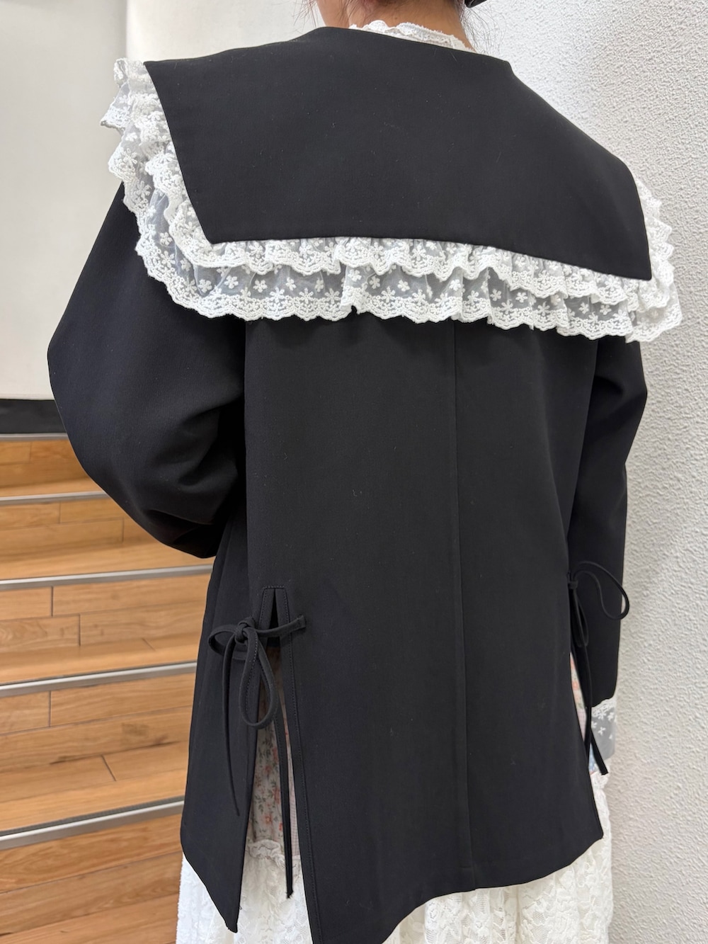 ピンク系のスカート、ブラック系のスニーカー、ブラック系のショルダーバッグを着用したレディースの夏コーディネートの6枚目の写真