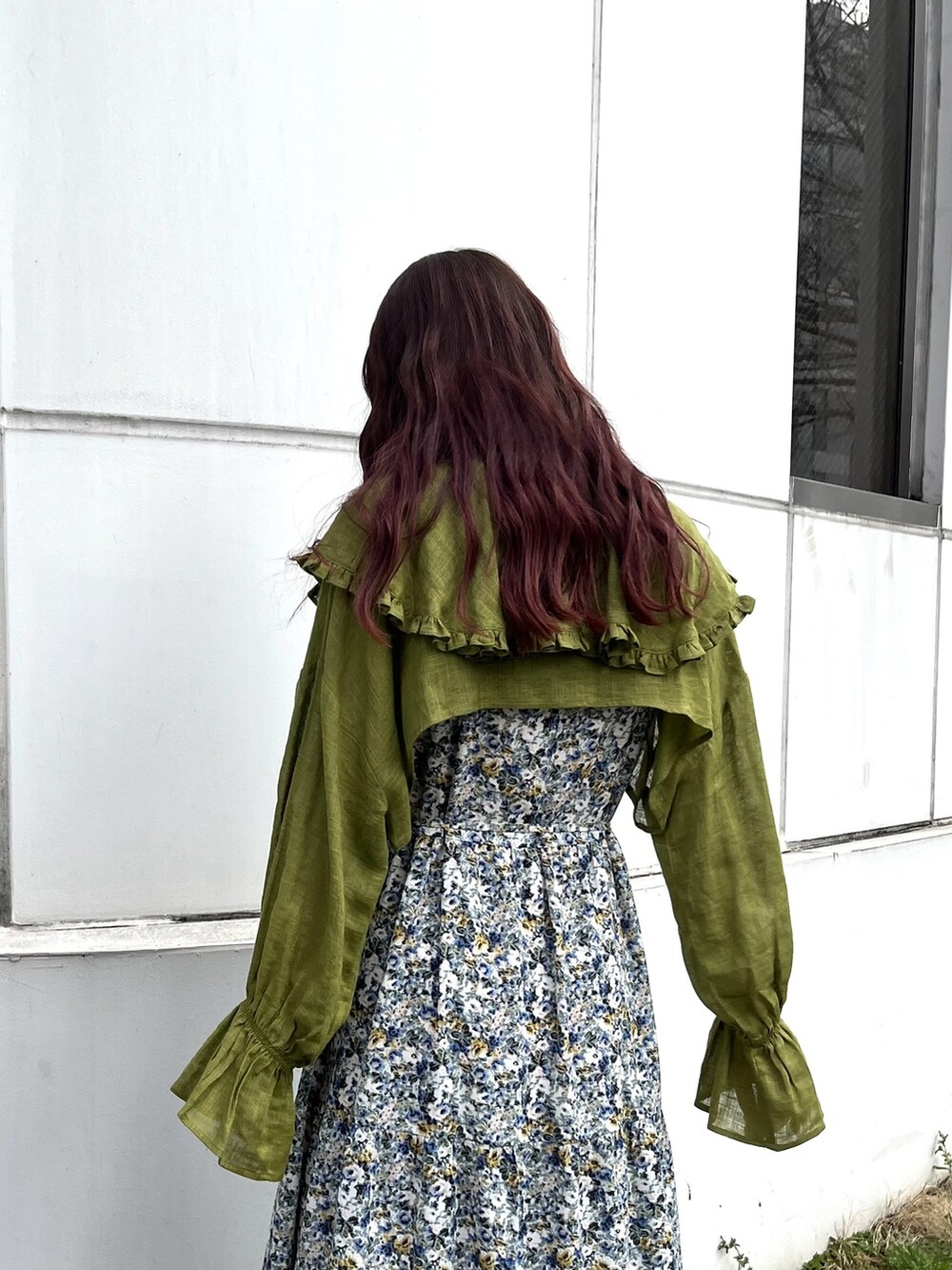 ブルー系のワンピース、ブラウン系のサンダル、グリーン系のその他トップスを着用したレディースの春コーディネートの3枚目の写真