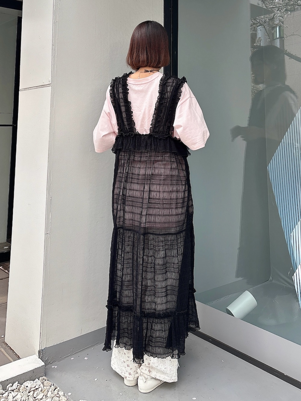 ブラック系のワンピース、ピンク系のTシャツ/カットソー、その他のデニムパンツを着用したレディースの春コーディネートの2枚目の写真