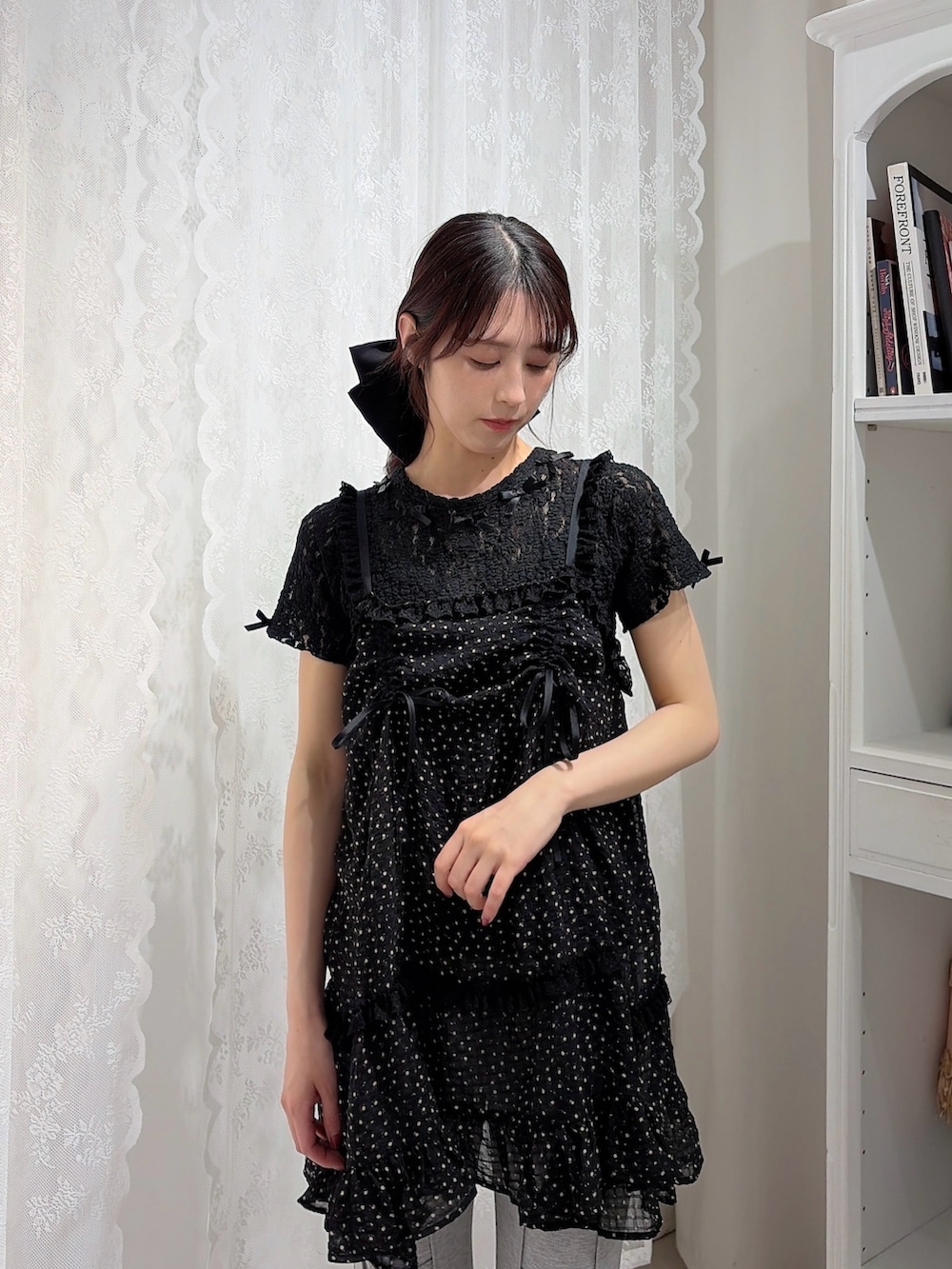ブラック系のTシャツ/カットソー、ブラック系のワンピース、グレー系のその他パンツを着用したレディースの春コーディネートの3枚目の写真