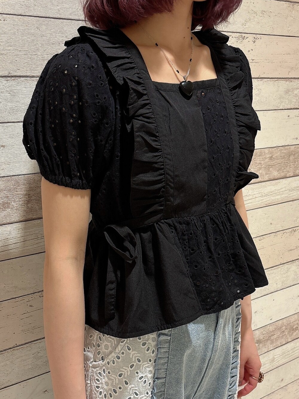 ブルー系のデニムパンツ、ブラック系のシャツ/ブラウスを着用したレディースの春コーディネートの6枚目の写真