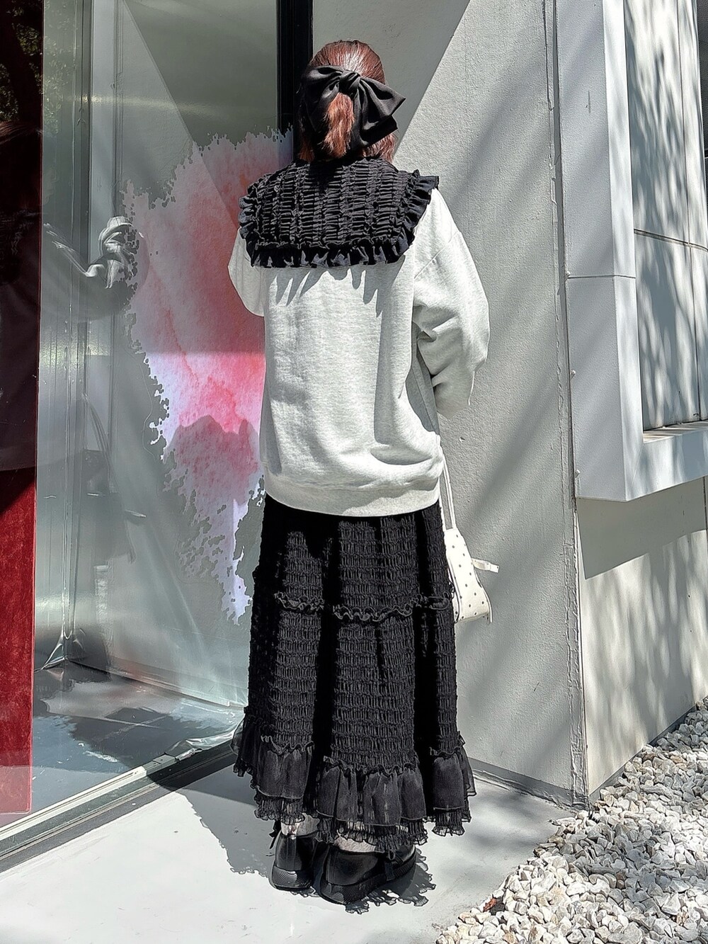 ブラック系のシャツ/ブラウス、グレー系のスウェット、ブラック系のスカートを着用したレディースの夏コーディネートの2枚目の写真