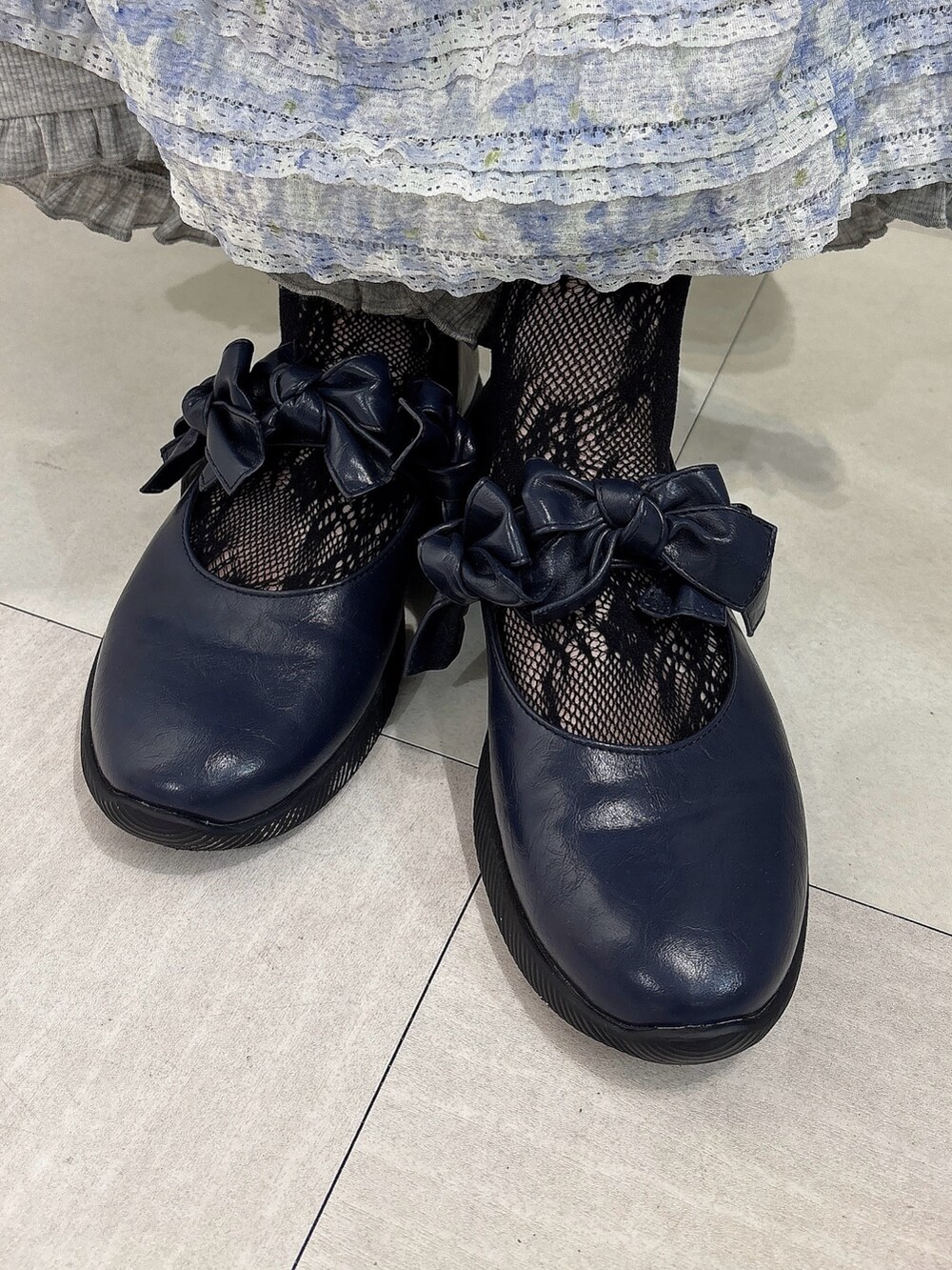 ブルー系のワンピース、ブルー系のパンプス、グレー系のスウェットパンツを着用したレディースの夏コーディネートの6枚目の写真