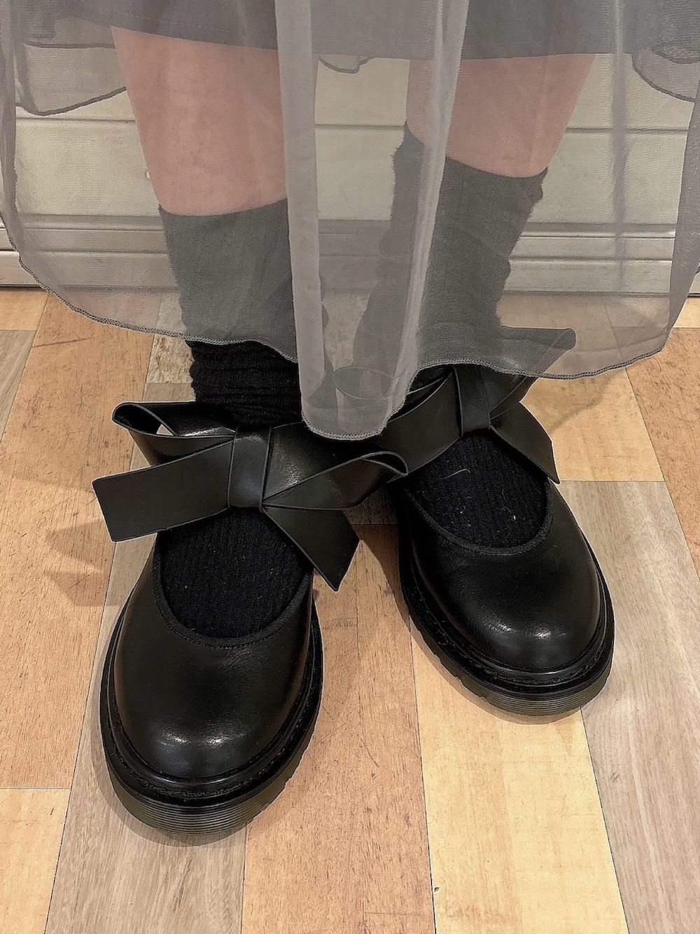 グレー系のワンピース、ブラック系のバレエシューズ、グレー系のカーディガン/ボレロを着用したレディースの秋コーディネートの6枚目の写真