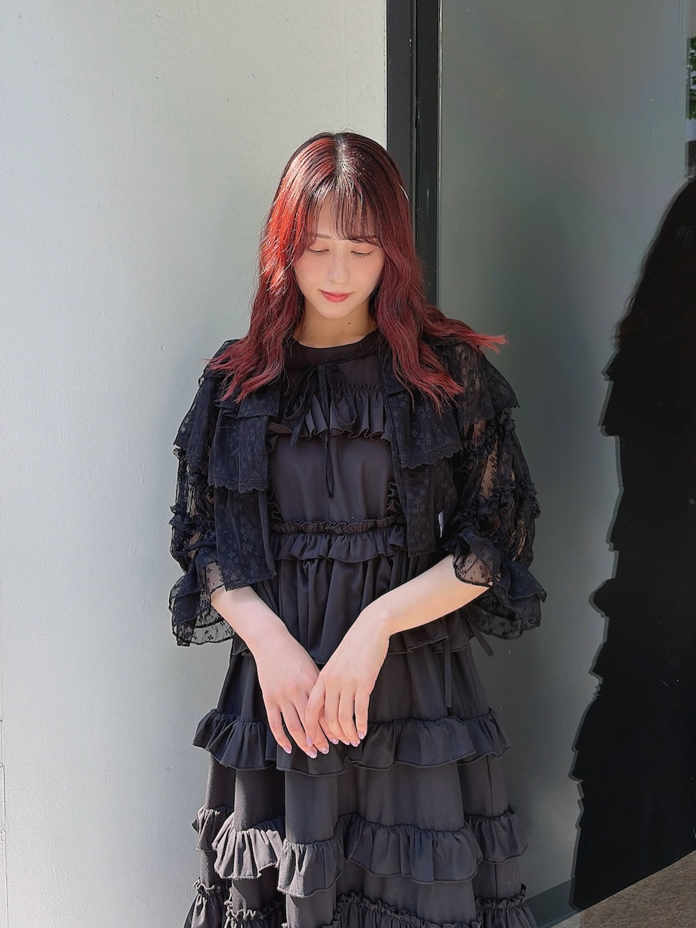 ブラック系のワンピース、ブラック系のカーディガン/ボレロ、ブラック系のバレエシューズを着用したレディースの春コーディネートの3枚目の写真