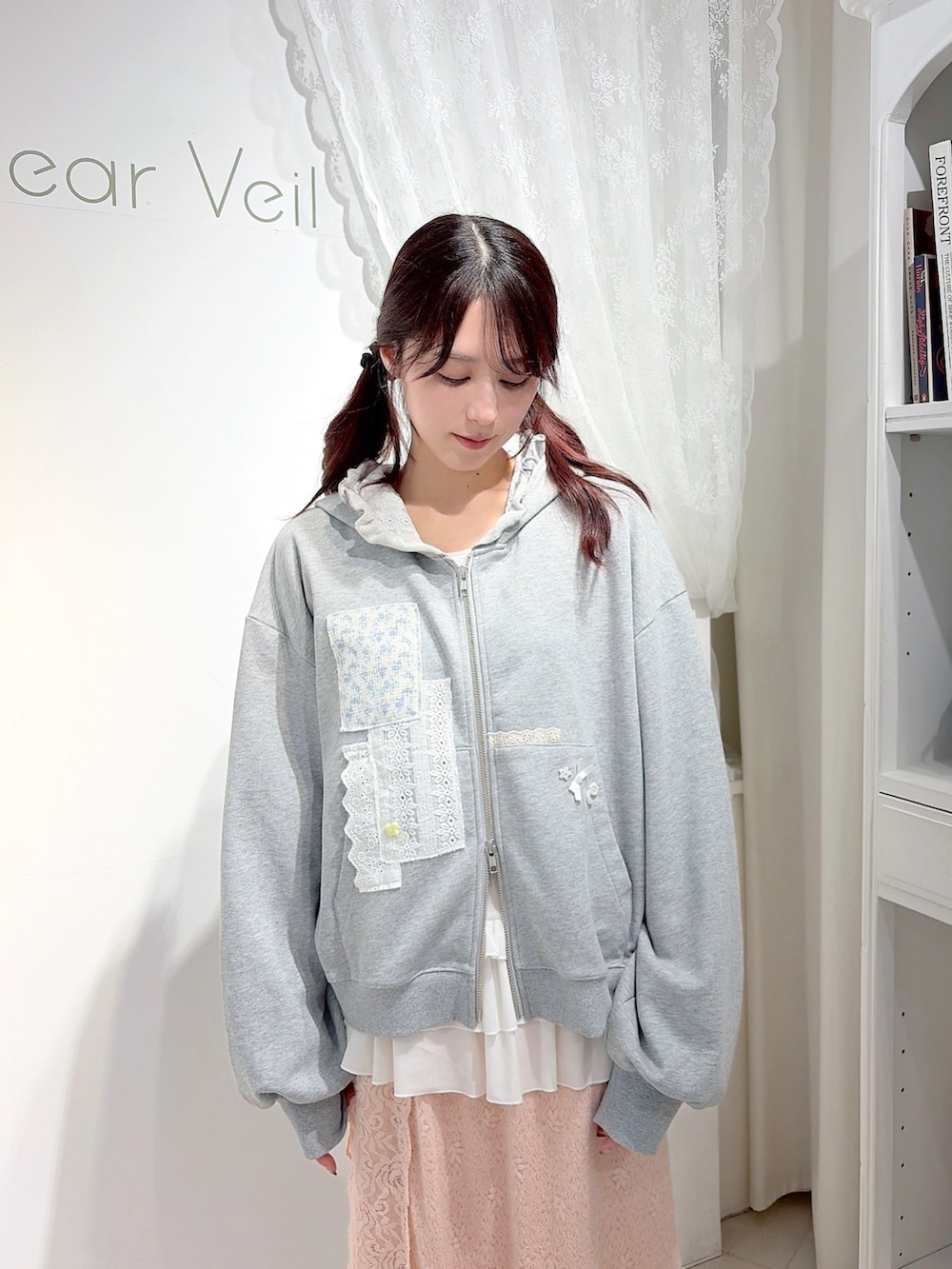 グレー系のパーカー、ホワイト系のショルダーバッグ、ホワイト系のTシャツ/カットソーを着用したレディースの秋コーディネートの4枚目の写真