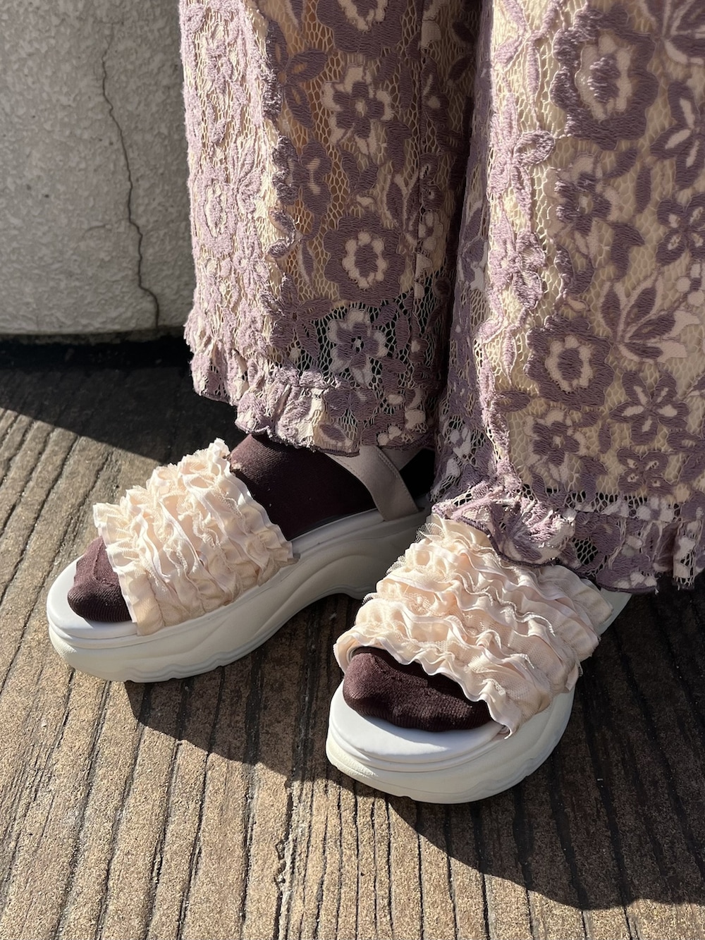 パープル系のその他パンツ、ホワイト系のワンピース、ホワイト系のサンダルを着用したレディースの春コーディネートの3枚目の写真