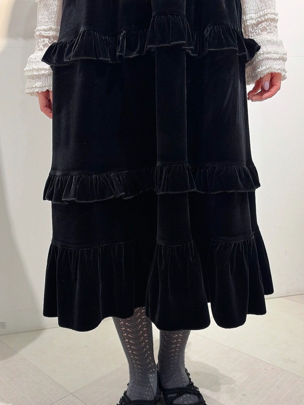 ホワイト系のTシャツ/カットソー、ブラック系のワンピース、ブラック系のバレエシューズを着用したレディースの春コーディネートの6枚目の写真