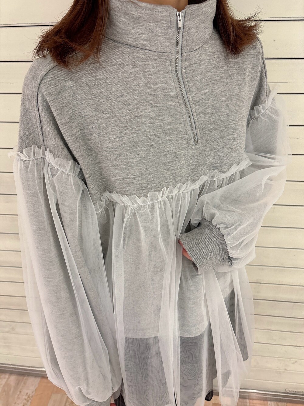 グレー系のスウェット、ブラック系のスカート、ブラック系のローファーを着用したレディースの秋コーディネートの5枚目の写真