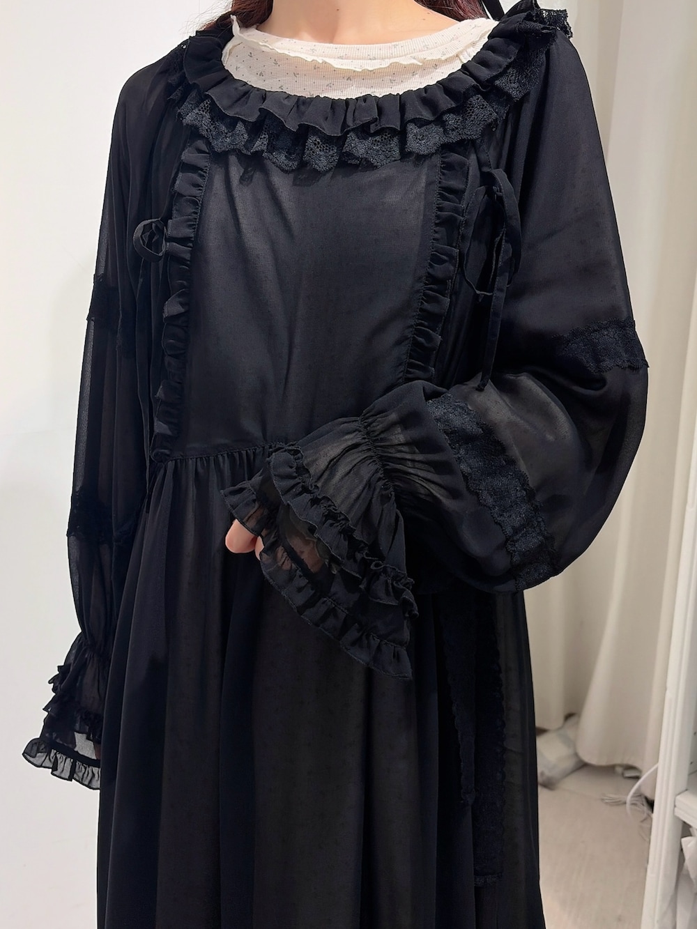 ブラック系のワンピース、ピンク系のワンピース、ブラック系のバレエシューズを着用したレディースの春コーディネートの5枚目の写真