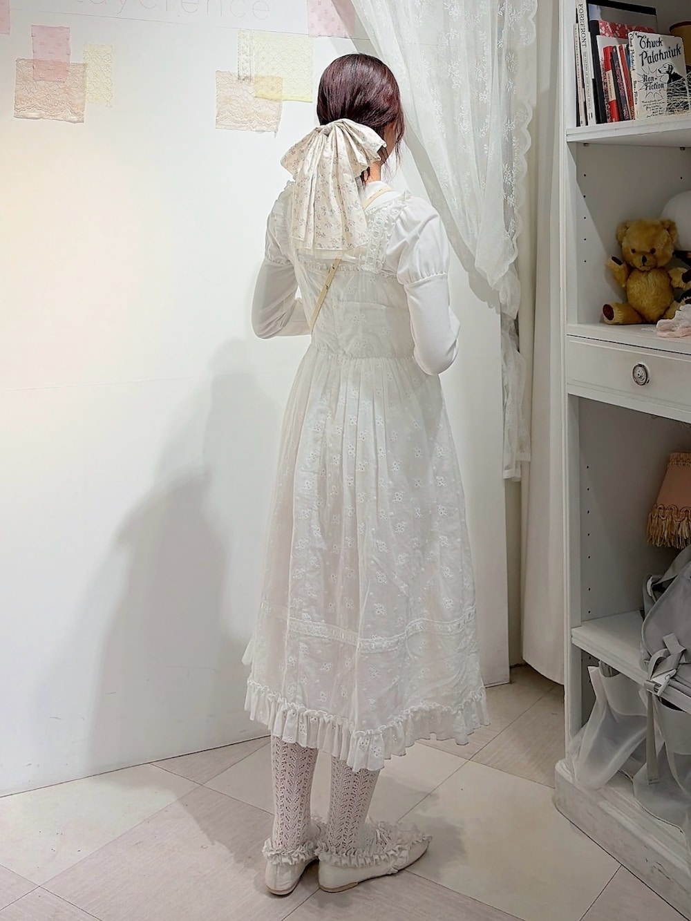 ホワイト系のポロシャツ、ホワイト系のワンピース、ホワイト系のショルダーバッグを着用したレディースの冬コーディネートの2枚目の写真