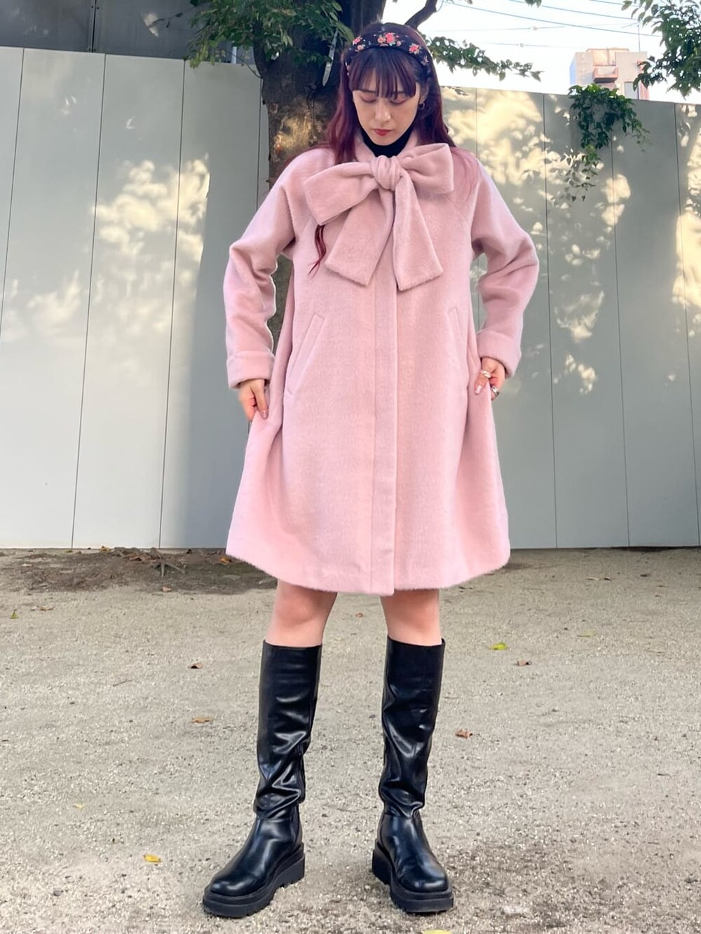 ブラック系のその他パンツ、ブラック系のニット/セーター、ブラック系のブーツを着用したレディースの秋コーディネートの2枚目の写真