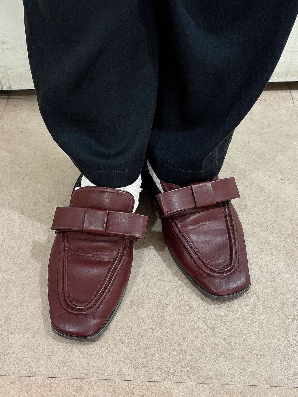 グレー系のシャツ/ブラウス、ブラック系のショルダーバッグ、ブラック系のスラックスを着用したレディースの秋コーディネートの8枚目の写真