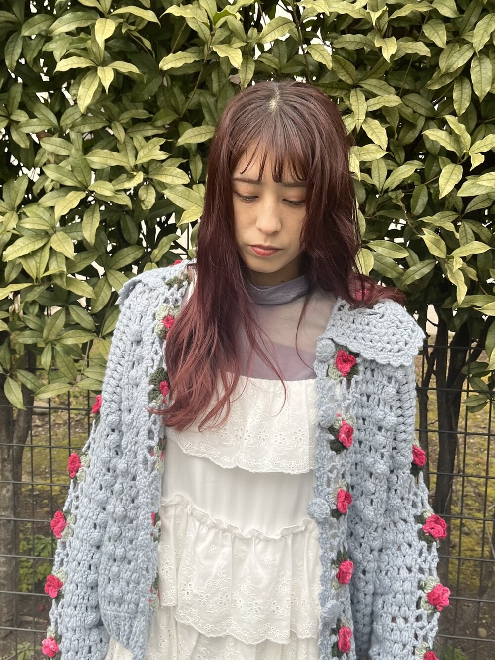 パープル系のTシャツ/カットソー、ブルー系のカーディガン/ボレロ、ホワイト系のワンピースを着用したレディースの冬コーディネートの2枚目の写真