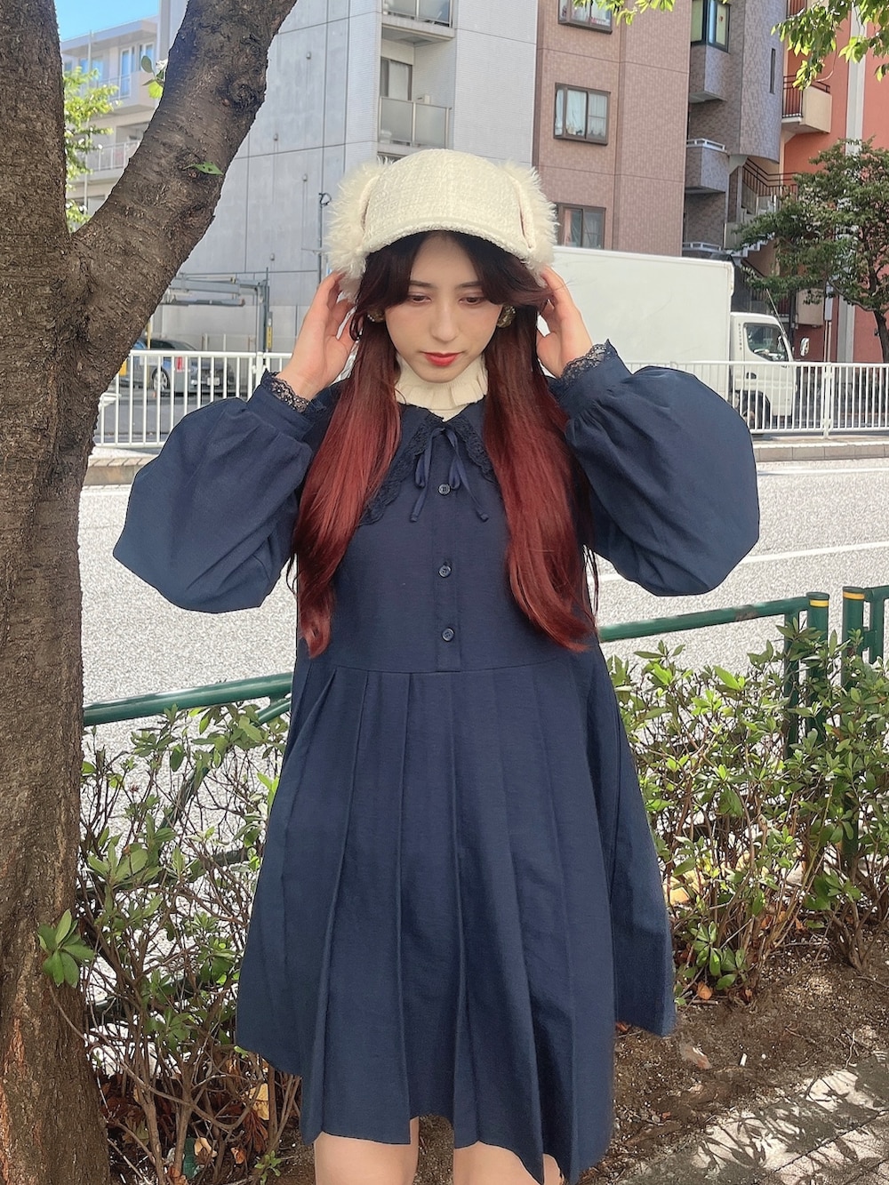 ホワイト系のブーツ、ブルー系のワンピース、ホワイト系のニット/セーターを着用したレディースの秋コーディネートの2枚目の写真