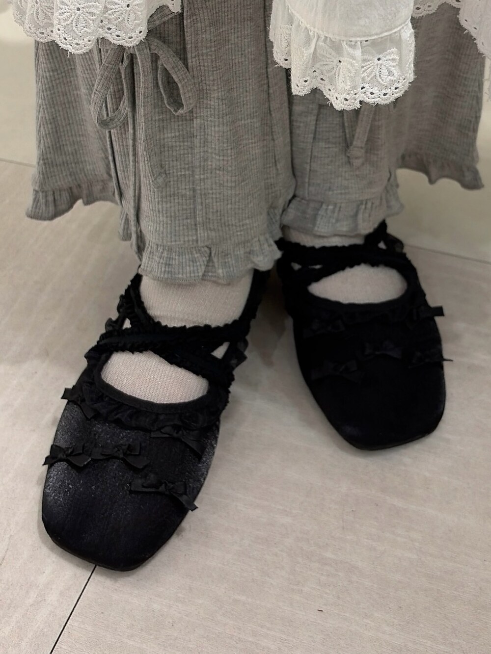 ブルー系のシャツ/ブラウス、ホワイト系のワンピース、グレー系のその他パンツを着用したレディースの春コーディネートの7枚目の写真