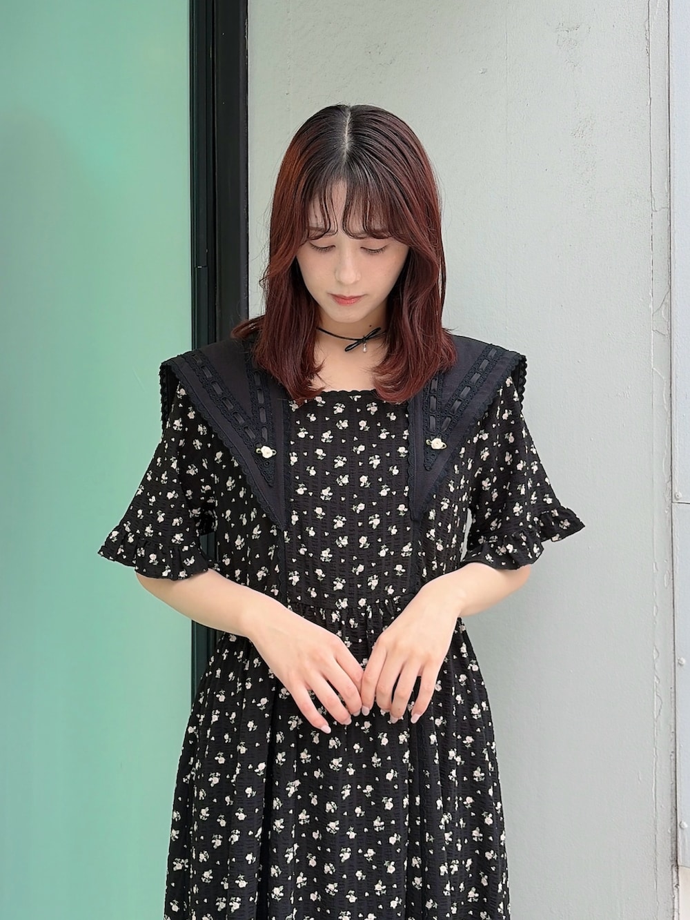 ブラック系のワンピース、ブラック系のサンダルを着用したレディースの春コーディネートの3枚目の写真