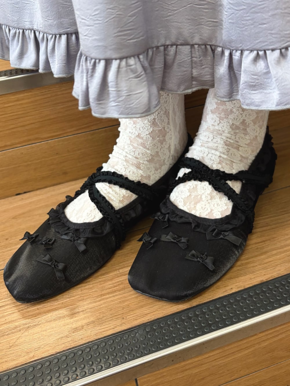 ブルー系のシャツ/ブラウス、ブルー系のワンピース、ホワイト系のハンドバッグを着用したレディースの夏コーディネートの8枚目の写真