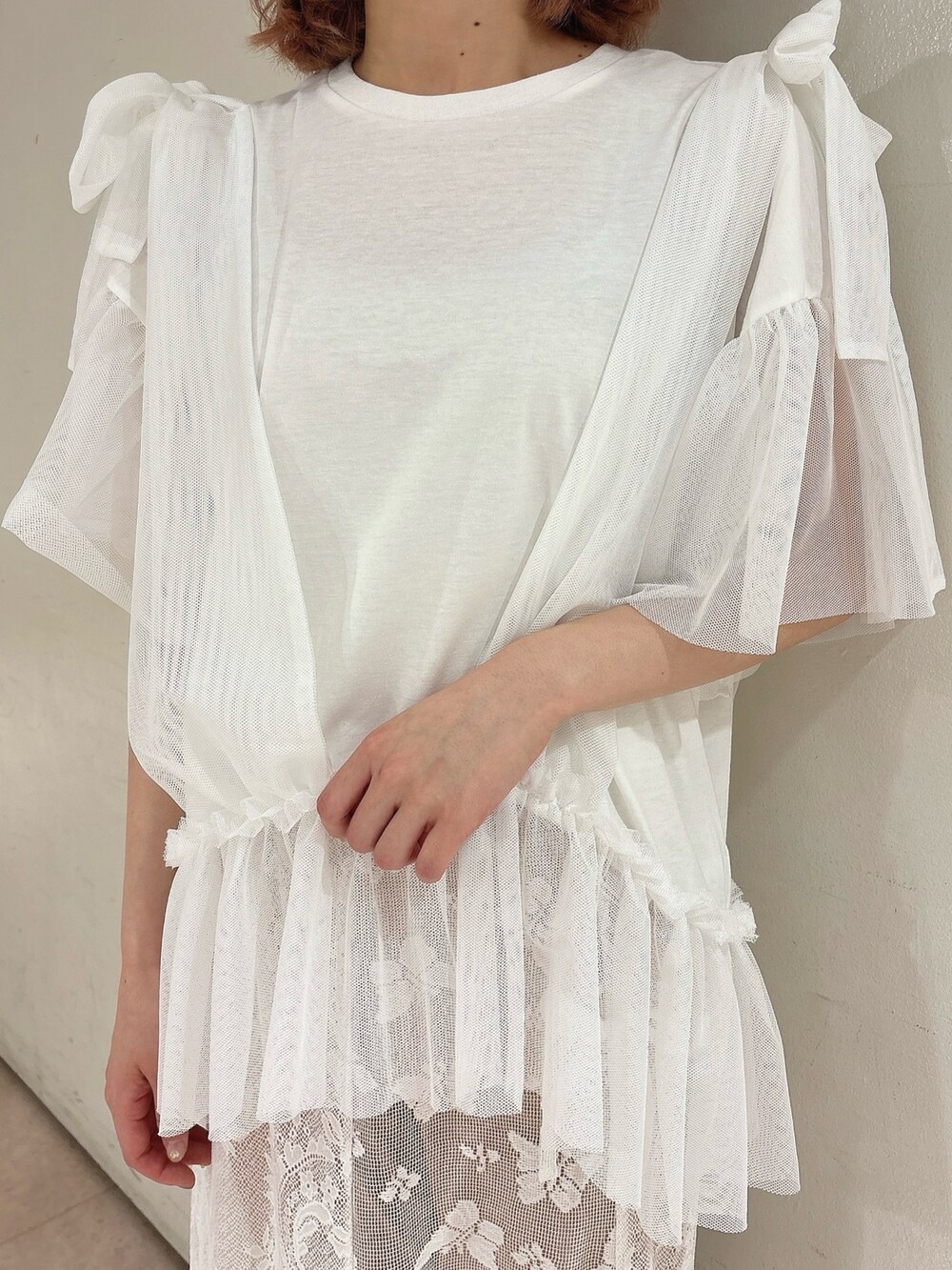 ホワイト系のスカート、ホワイト系のTシャツ/カットソー、ピンク系のスウェットパンツを着用したレディースの春コーディネートの5枚目の写真