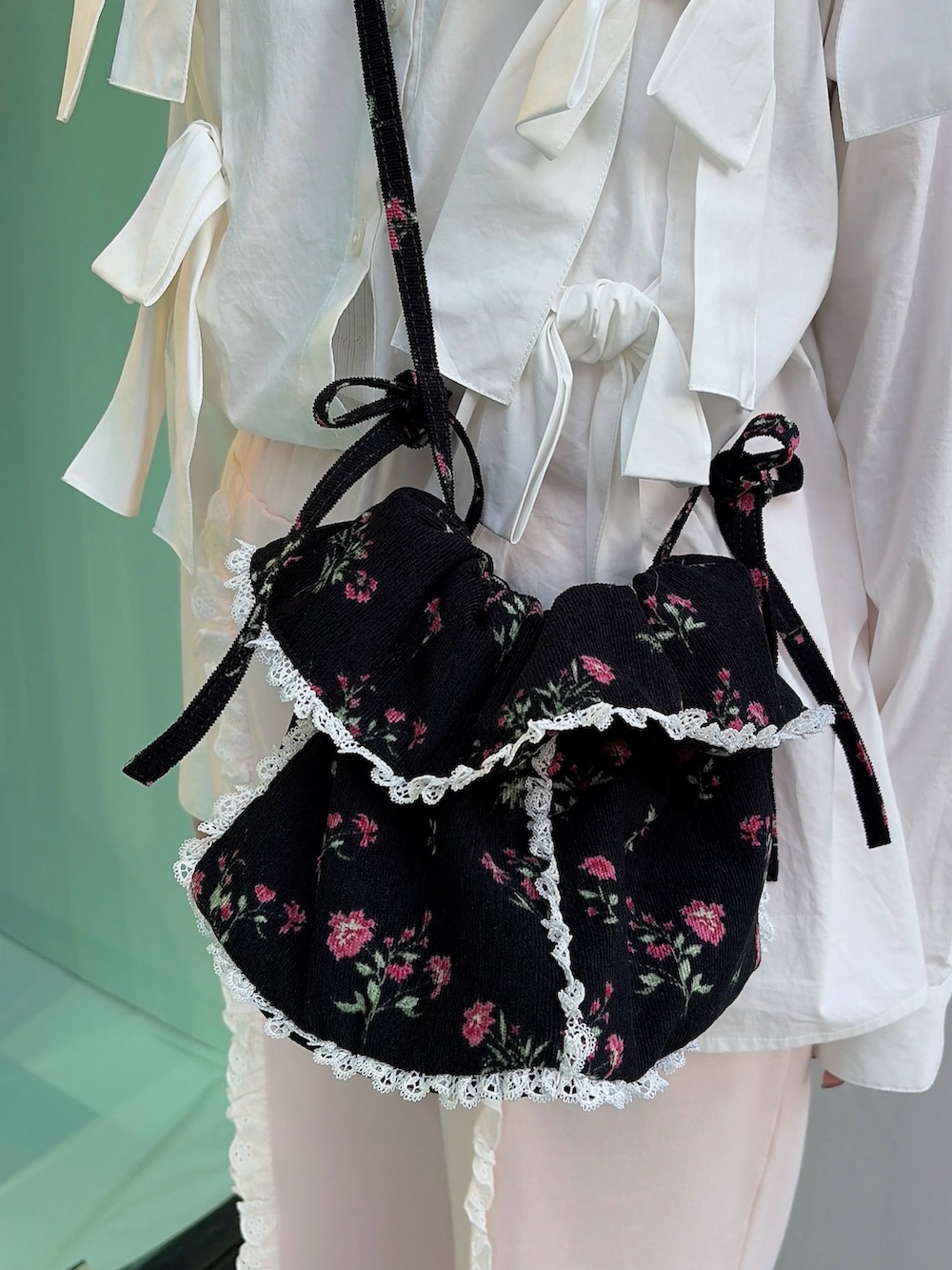 ホワイト系のシャツ/ブラウス、ピンク系のスウェットパンツ、ホワイト系のバレエシューズを着用したレディースの冬コーディネートの7枚目の写真