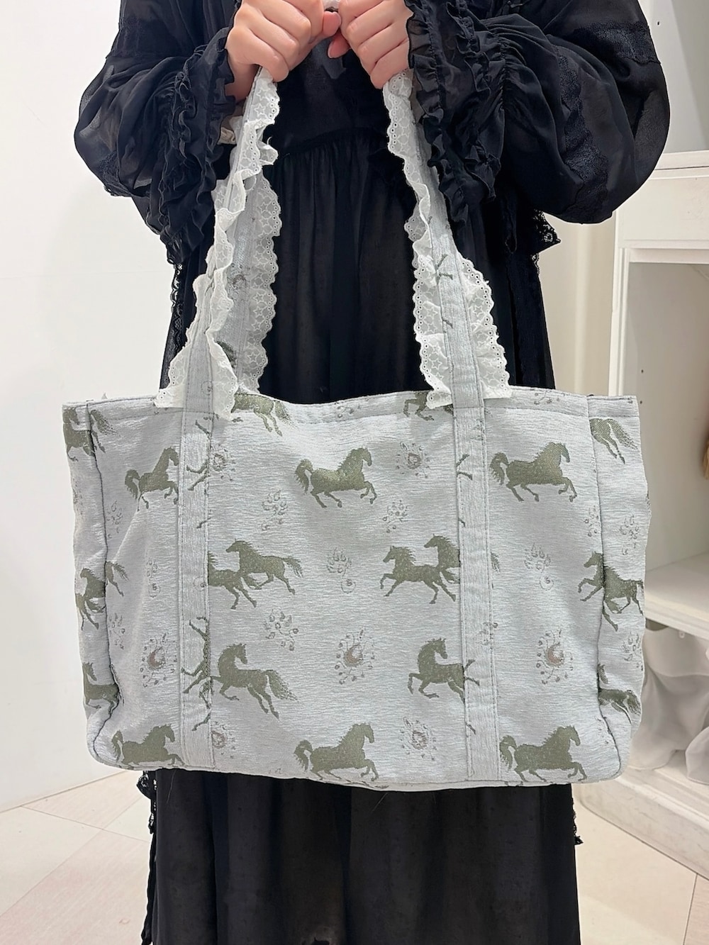 ブラック系のワンピース、ピンク系のワンピース、ブラック系のバレエシューズを着用したレディースの春コーディネートの8枚目の写真
