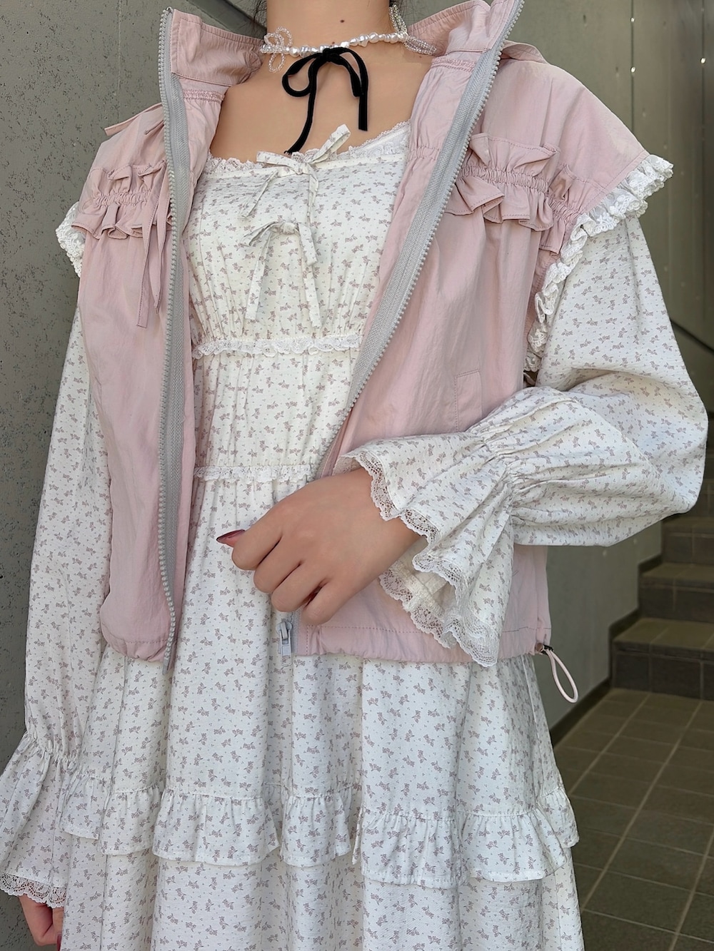 ホワイト系のワンピース、ピンク系のバレエシューズ、ピンク系のベストを着用したレディースの冬コーディネートの5枚目の写真