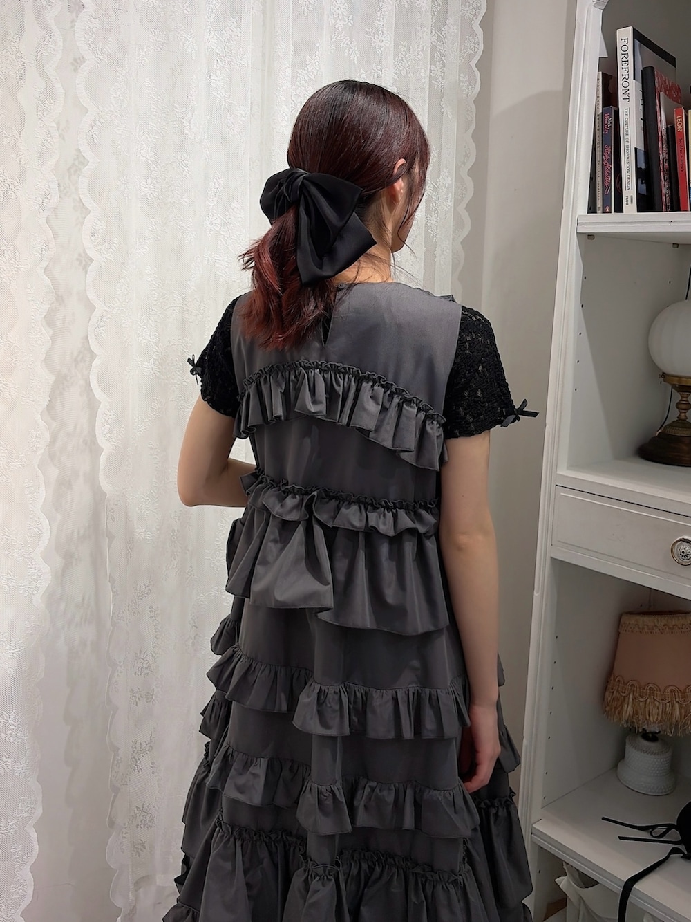 ブラック系のTシャツ/カットソー、グレー系のワンピース、ブラック系のバレエシューズを着用したレディースの春コーディネートの4枚目の写真