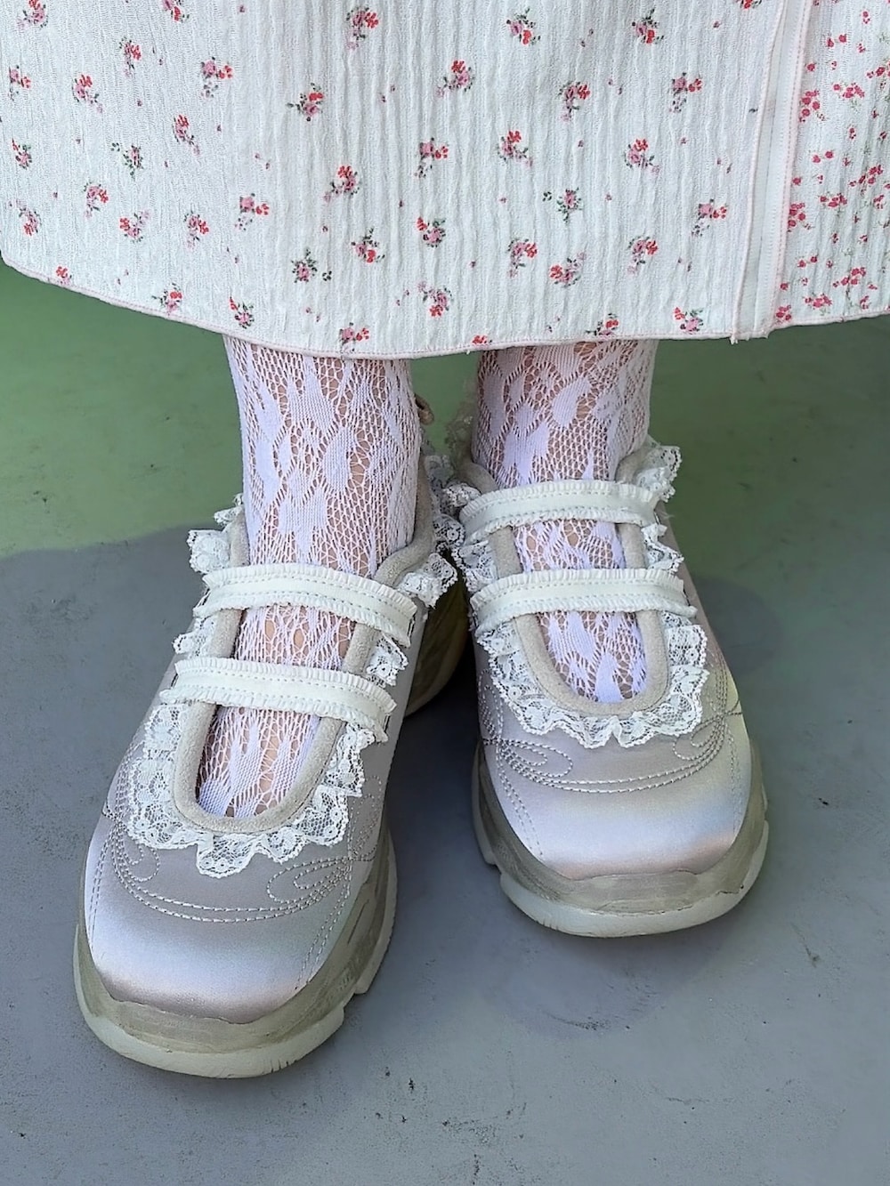 パープル系のその他トップス、ピンク系のスカート、ブルー系のスニーカーを着用したレディースの冬コーディネートの7枚目の写真