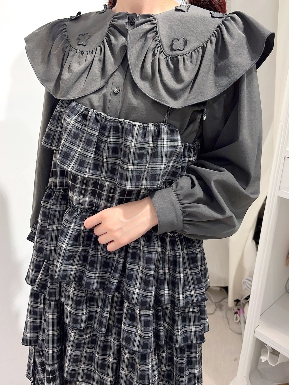 グレー系のシャツ/ブラウス、ブラック系のワンピース、ホワイト系のショルダーバッグを着用したレディースの夏コーディネートの6枚目の写真