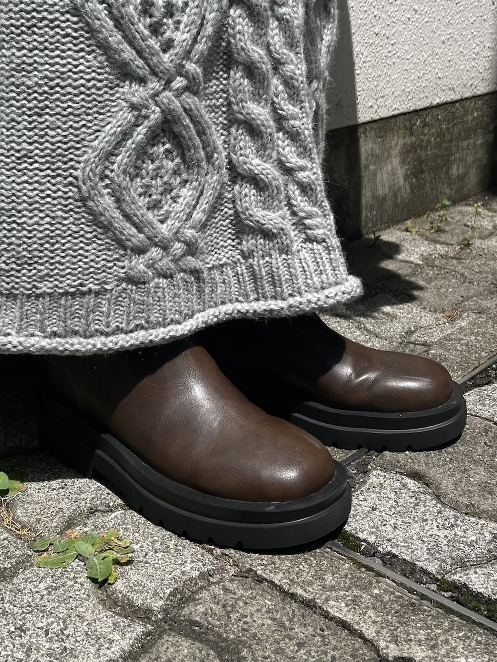 パープル系のシャツ/ブラウス、グレー系のスカート、ブラウン系のブーツを着用したレディースの夏コーディネートの3枚目の写真