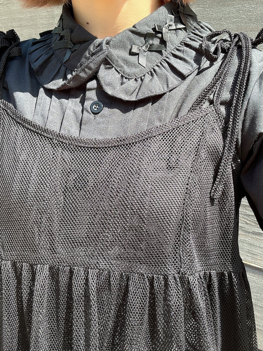 ブラック系のワンピース、ブラック系のシャツ/ブラウス、グレー系のスウェットパンツを着用したレディースの春コーディネートの7枚目の写真