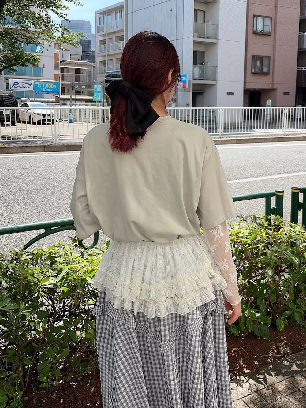 グレー系のスカート、ホワイト系のバレエシューズ、グリーン系のTシャツ/カットソーを着用したレディースの春コーディネートの4枚目の写真
