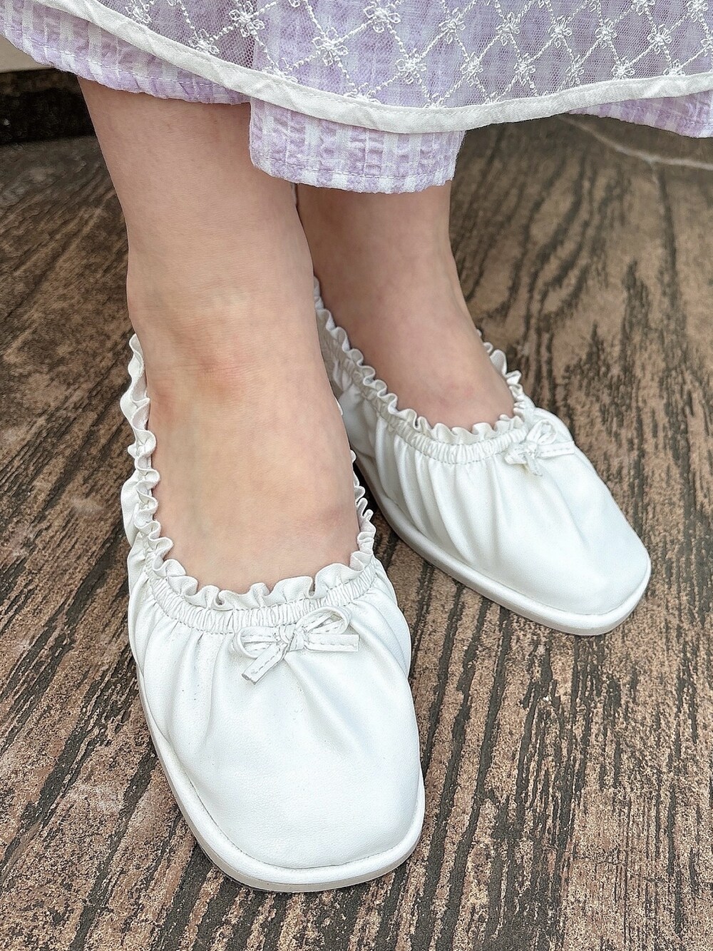 ホワイト系のワンピース、パープル系のワンピース、ホワイト系のパンプスを着用したレディースの春コーディネートの6枚目の写真