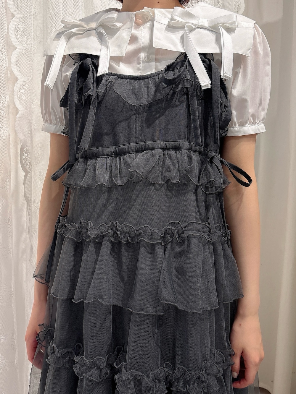 グレー系のワンピース、ホワイト系のシャツ/ブラウス、ブラック系のブーツを着用したレディースの夏コーディネートの5枚目の写真