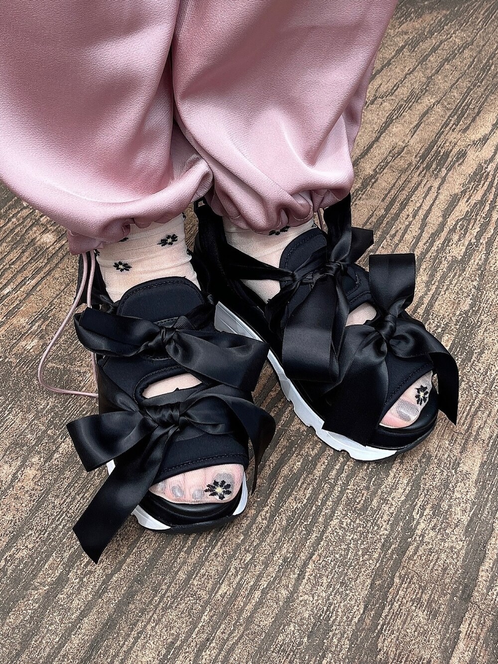 ブルー系のTシャツ/カットソー、ブラック系のサンダル、ピンク系のカーゴパンツを着用したレディースの夏コーディネートの3枚目の写真