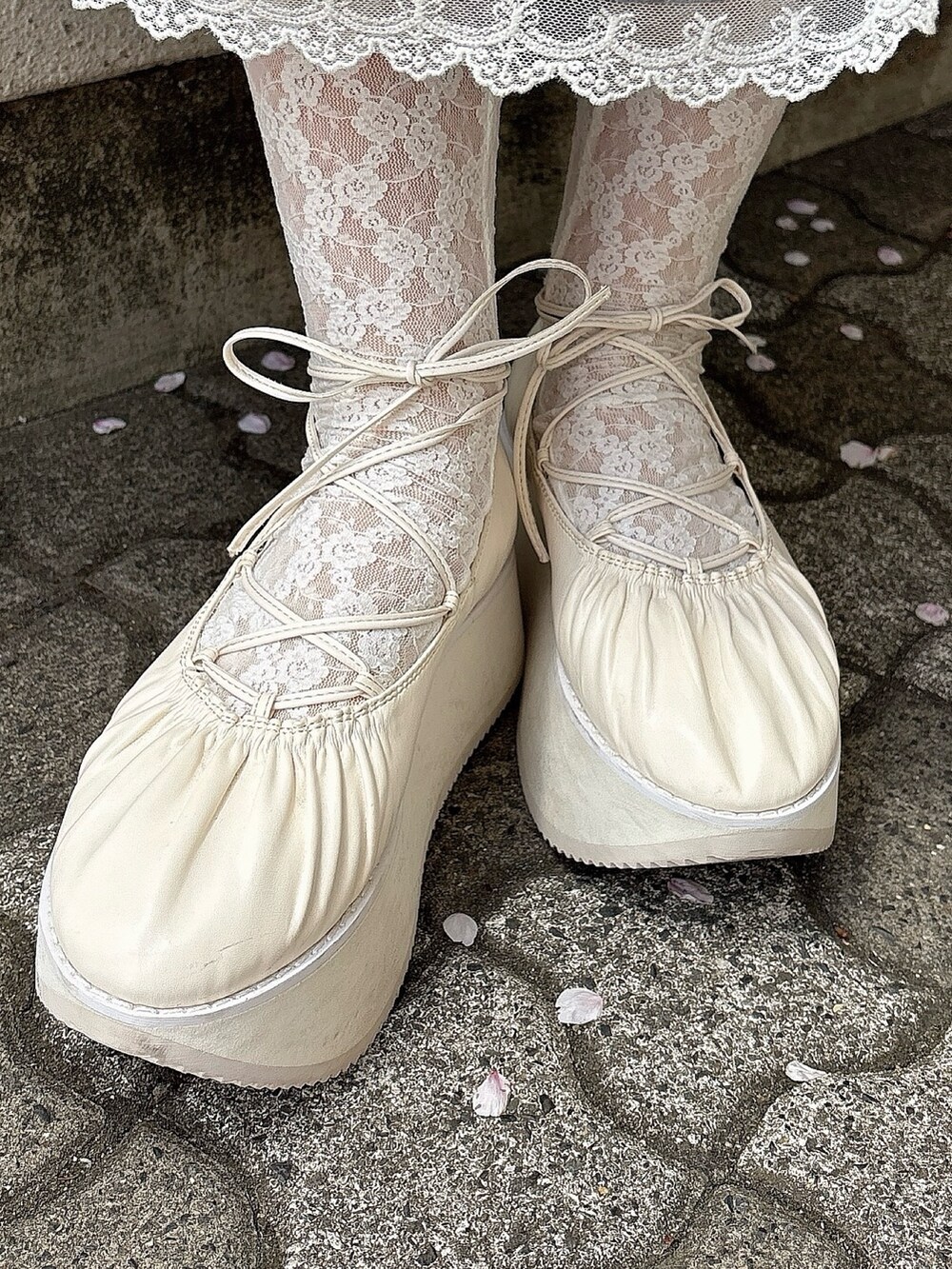 ホワイト系のカーディガン/ボレロ、グレー系のワンピース、ホワイト系のバレエシューズを着用したレディースの春コーディネートの6枚目の写真