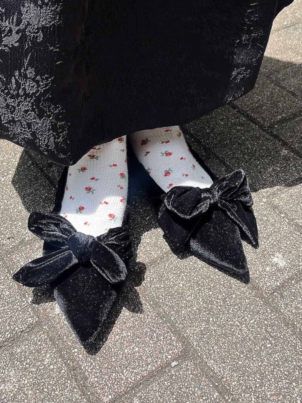 ブラック系のスカート、ブラック系のパンプス、ブルー系のTシャツ/カットソーを着用したレディースの夏コーディネートの3枚目の写真