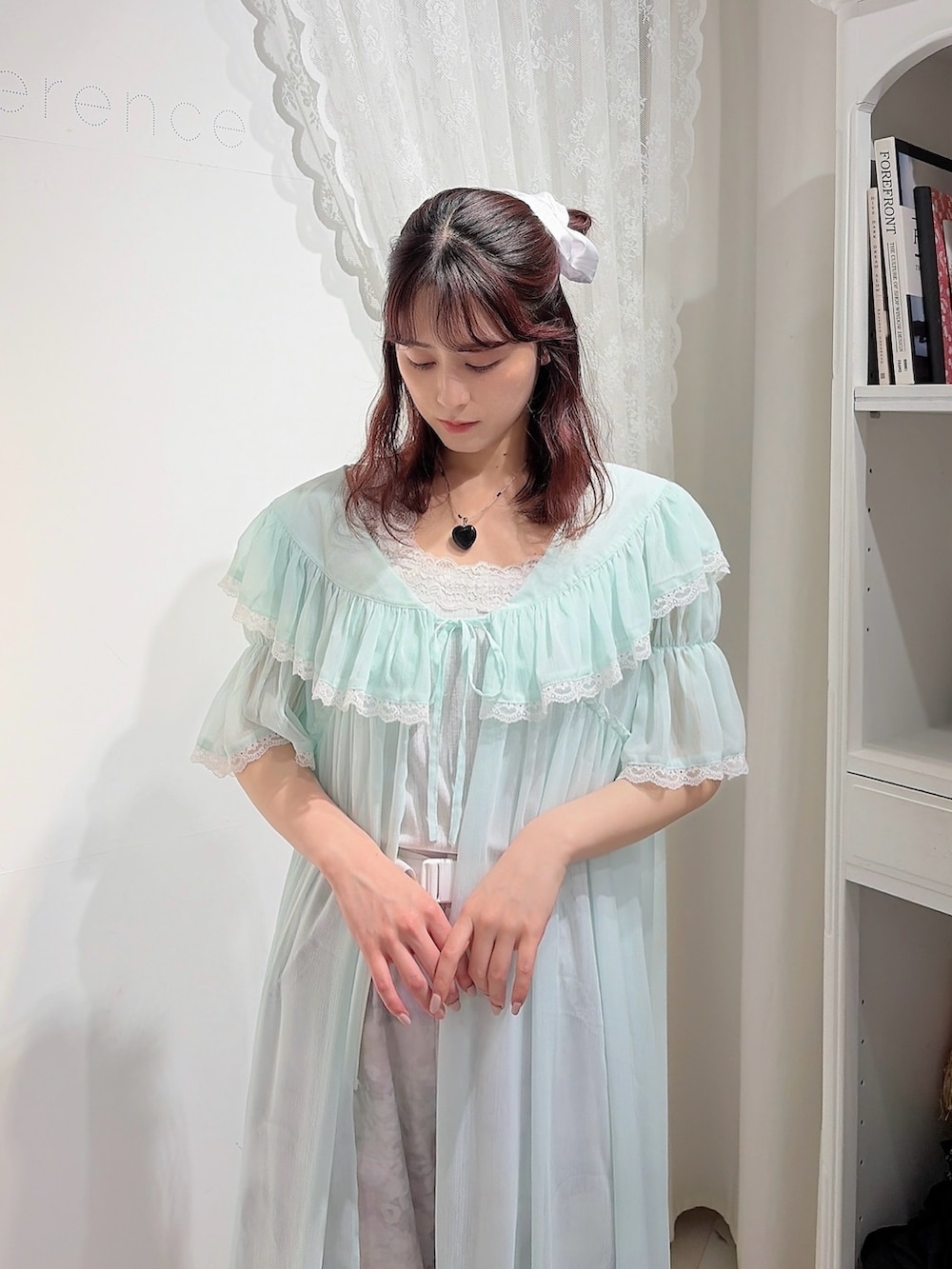 グリーン系のワンピース、ホワイト系のキャミソール、その他のカーゴパンツを着用したレディースの春コーディネートの3枚目の写真