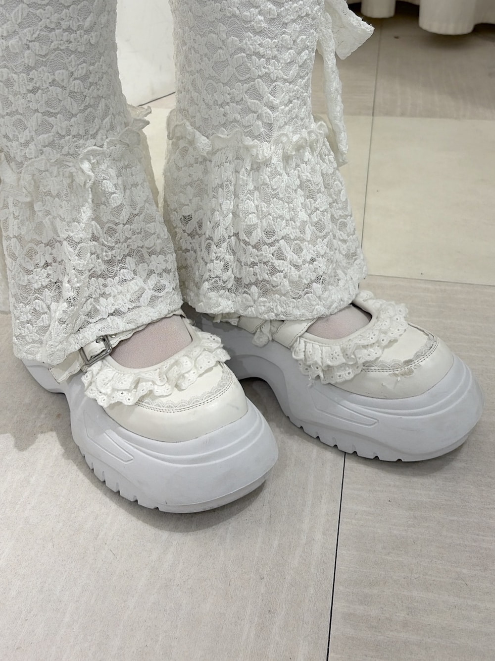 ホワイト系のその他パンツ、ホワイト系のショルダーバッグ、ピンク系のワンピースを着用したレディースの夏コーディネートの7枚目の写真