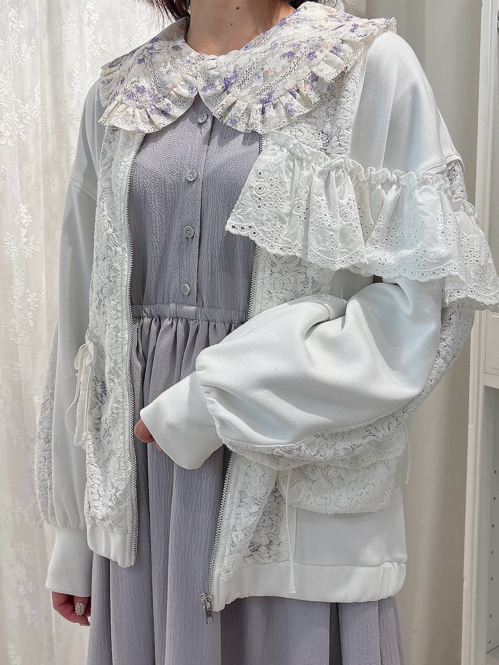 ホワイト系のジャージ、パープル系のワンピース、ホワイト系のスニーカーを着用したレディースの夏コーディネートの5枚目の写真