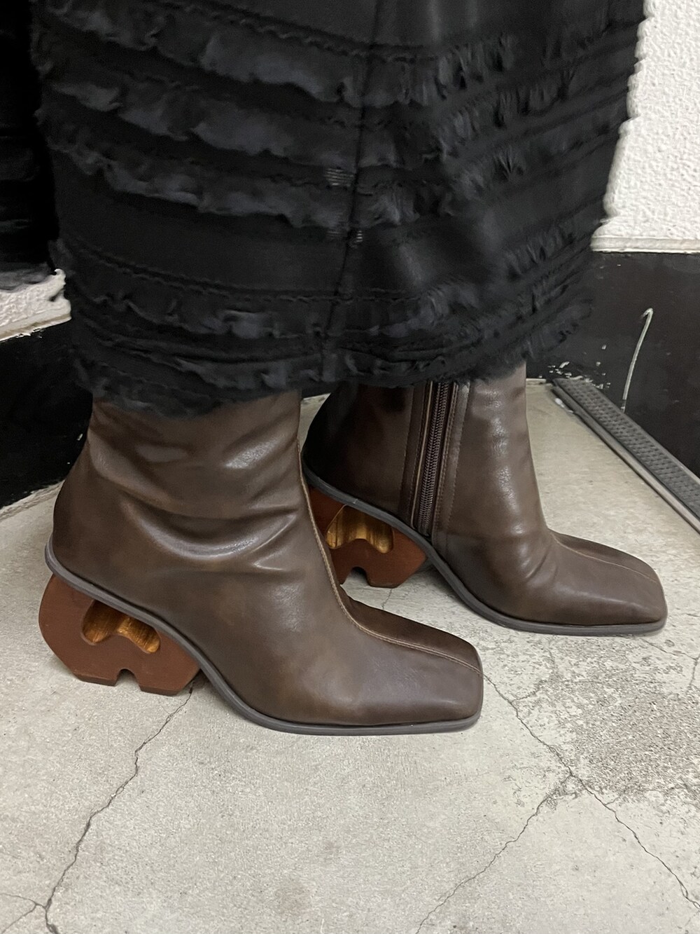 ブラック系のワンピース、ブラウン系のシャツ/ブラウス、ブラウン系のブーツを着用したレディースの夏コーディネートの3枚目の写真